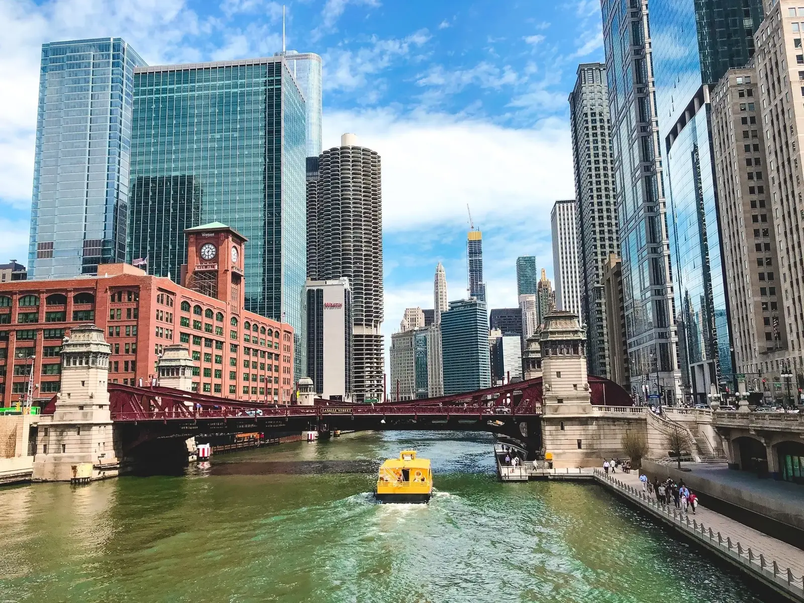 beautiful-wide-shot-chicago-river-with-amazing-modern-architecture-min